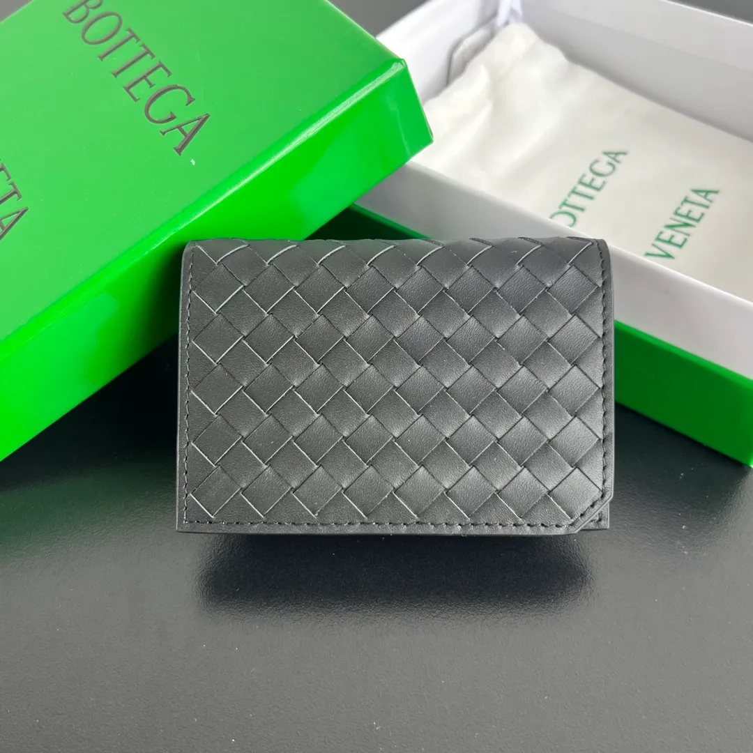 #BV’s new business card holder 805825🎈The classic fine weave is back! It has more design than previous business card holders. The unique curved design in the lower right corner is not monotonous. ☄️ Made of imported cowhide material, comfortable and textured, with two compartments inside and a back pocket compartment. You don’t have to worry about losing your banknotes and cards. 💯 Compact and practical, great for gift giving and personal use 🖤 Size: 11x7.5x2.5 P540